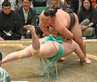 霧島（右）がはたき込みで一山本を下す