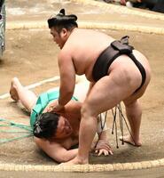 霧島（右）ははたき込みで一山本を下す（撮影・冨永豊）