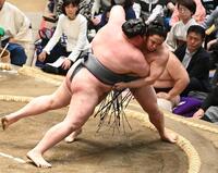 金峰山を下手投げで破った琴栄峰（撮影・園田高夫）