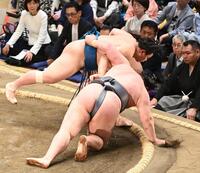 金峰山を下手投げで破った琴栄峰（撮影・園田高夫）