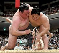 金峰山（左）を下手投げで破り、土つかずの４連勝の琴栄峰（撮影・佐藤厚）