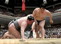 金峰山（左）を下手投げで破り、土つかずの４連勝の琴栄峰（撮影・佐藤厚）