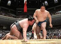 金峰山（左）を下手投げで破り、土つかずの４連勝の琴栄峰（撮影・佐藤厚）