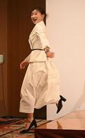 軽快に壇上から飛び降りる坂本花織さん（撮影・高部洋祐）