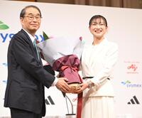 家次恒シスメックス株式会社代表取締役会長（左）から花束を受け取る坂本花織さん（撮影・高部洋祐）