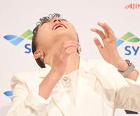 会見で涙をこらえる坂本花織さん（撮影・高部洋祐）