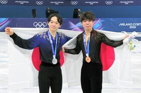 　ミラノ・コルティナ冬季五輪で日の丸を掲げる銀メダルの鍵山優真（左）と銅メダルの佐藤駿（２月）