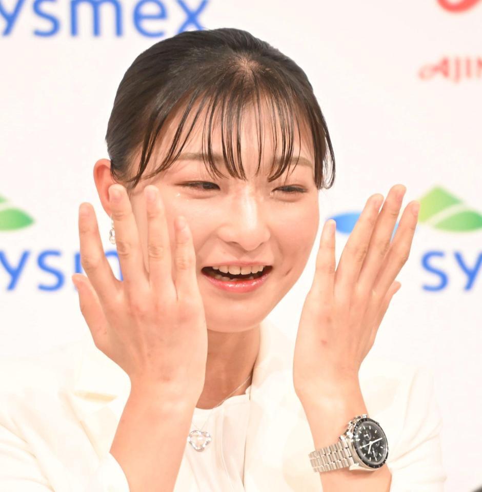 会見で涙する坂本花織さん（撮影・高部洋祐）