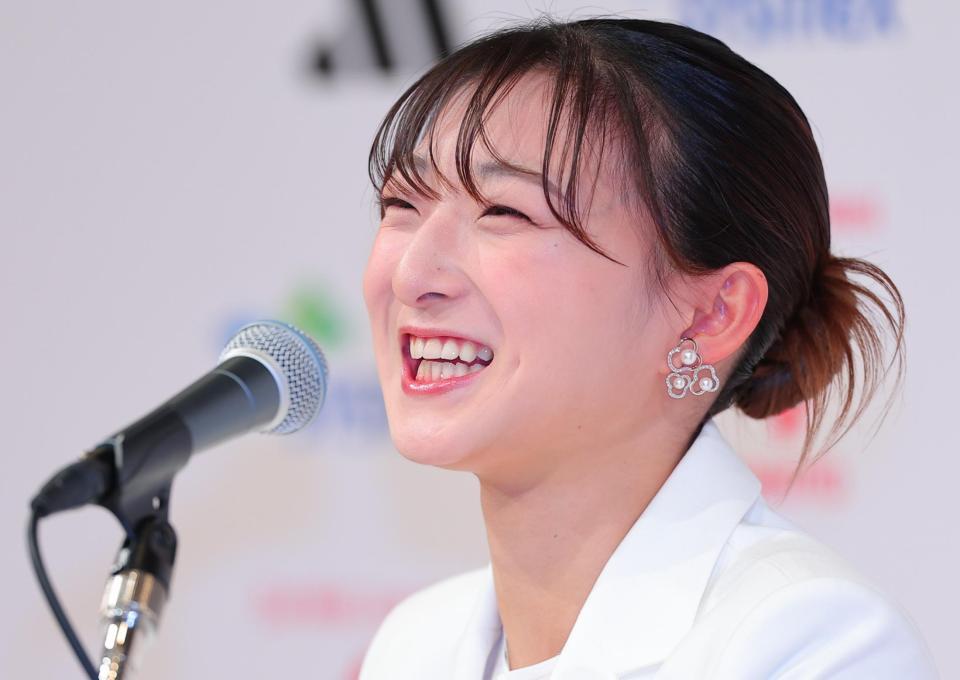 現役引退の記者会見で笑顔を見せるフィギュアスケート女子の坂本花織さん