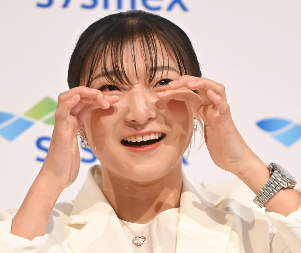 会見で涙する坂本花織さん＝神戸市内のホテル（撮影・高部洋祐）