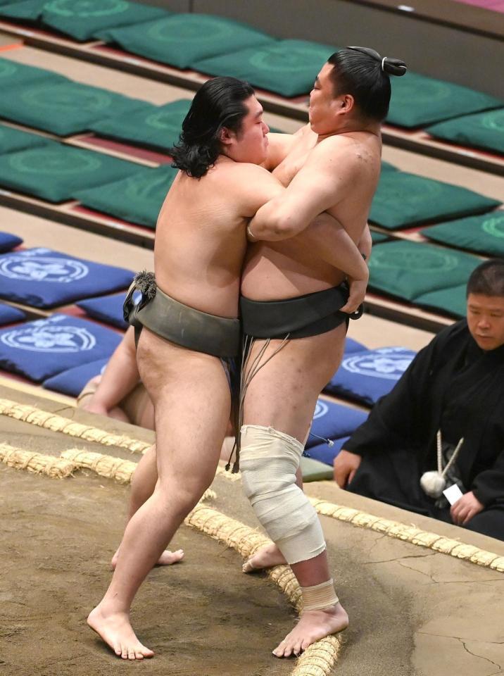 寄り切りで応時山（右）を破った朝力丸（撮影・園田高夫）