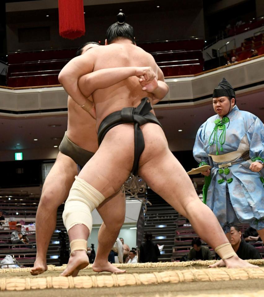 応時山（右）を寄り切りで破った朝力丸（撮影・佐藤厚）