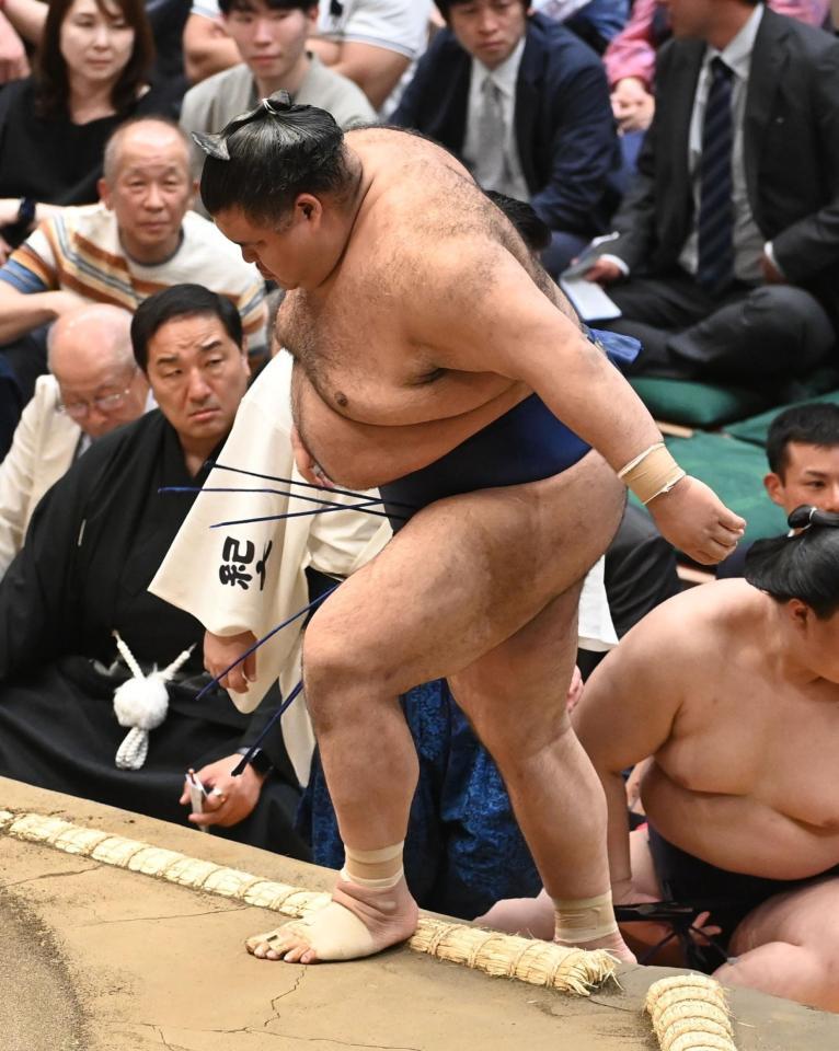 ３日目の取組後、足を引きずり土俵に上がる高安＝１２日