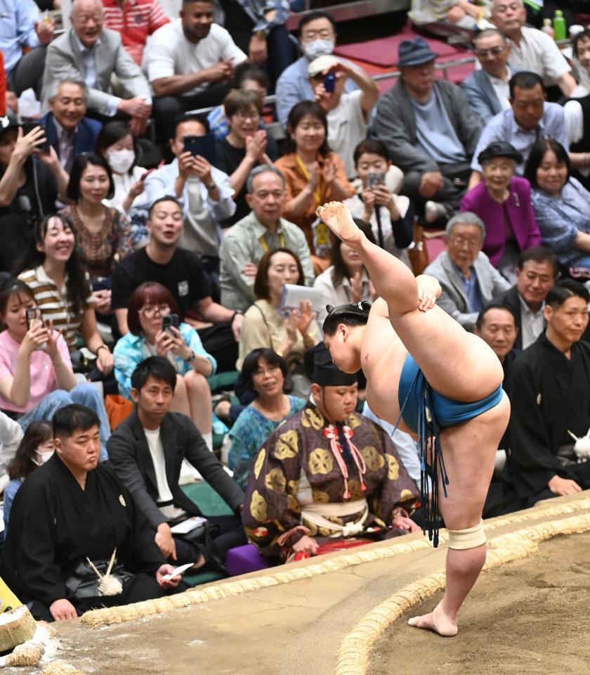 琴栄峰の足を高く上げるパフォーマンスで場内のお客さんもビックリ（撮影・園田高夫）