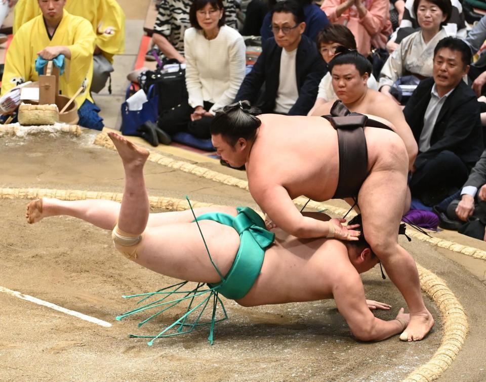一山本を豪快にはたき込み全勝を守った霧島（右）＝撮影・園田高夫