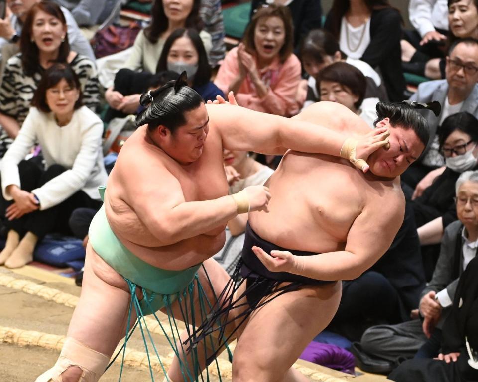 義ノ富士（右）に厳しい攻めを浴びせ押し出しで破った琴桜（撮影・園田高夫）