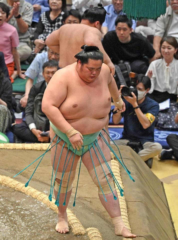 琴桜（手前）が押し出しで義ノ富士を下す