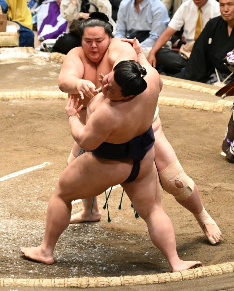 琴桜（奥）は押し出しで義ノ富士を下す（撮影・冨永豊）