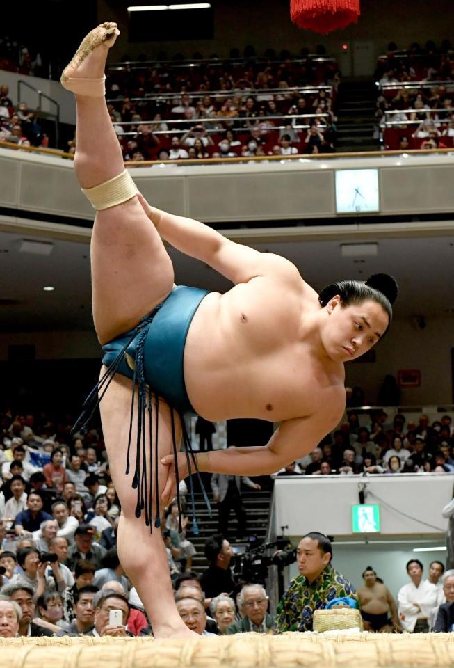 足を高く上げる琴栄峰の美しい四股（撮影・佐藤厚）