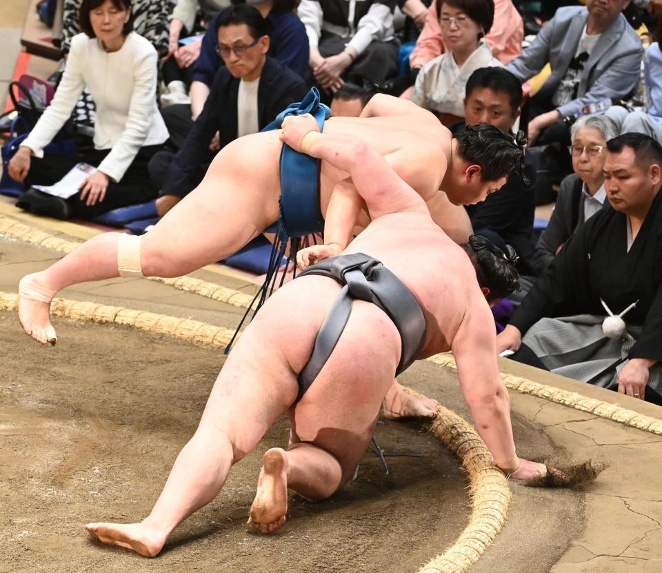 金峰山を下手投げで破った琴栄峰（撮影・園田高夫）