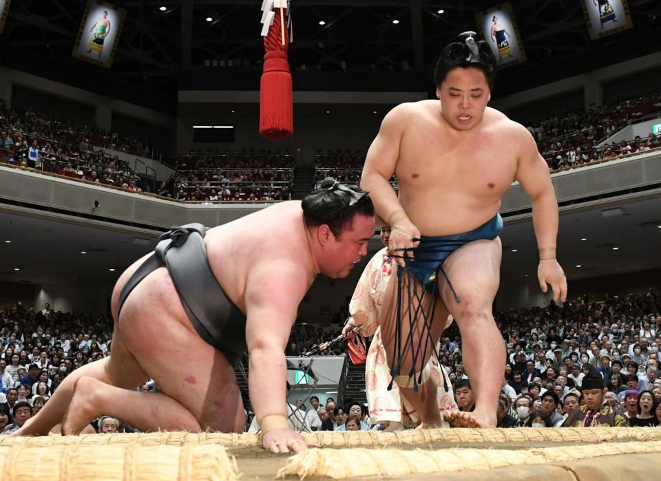 金峰山（左）を下手投げで破り、土つかずの４連勝の琴栄峰（撮影・佐藤厚）
