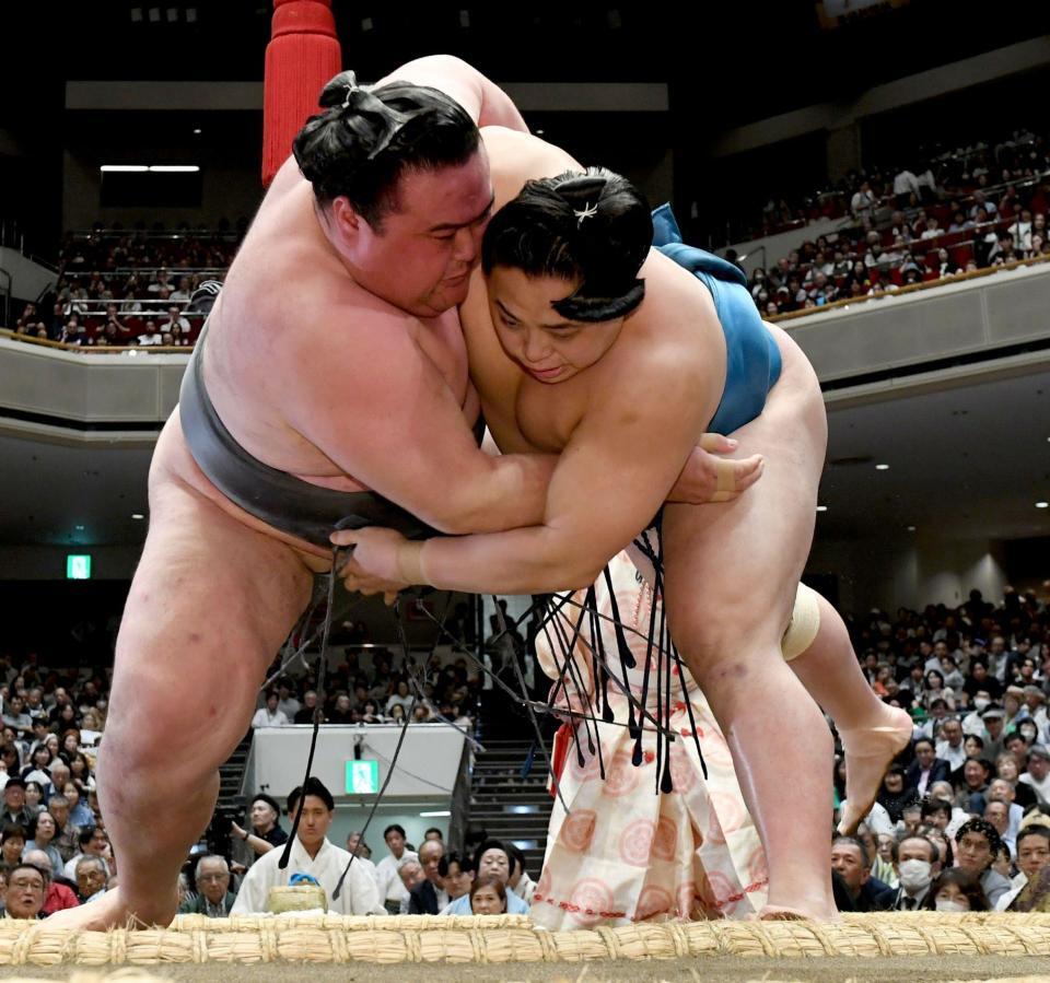 金峰山（左）を下手投げで破り、土つかずの４連勝の琴栄峰（撮影・佐藤厚）