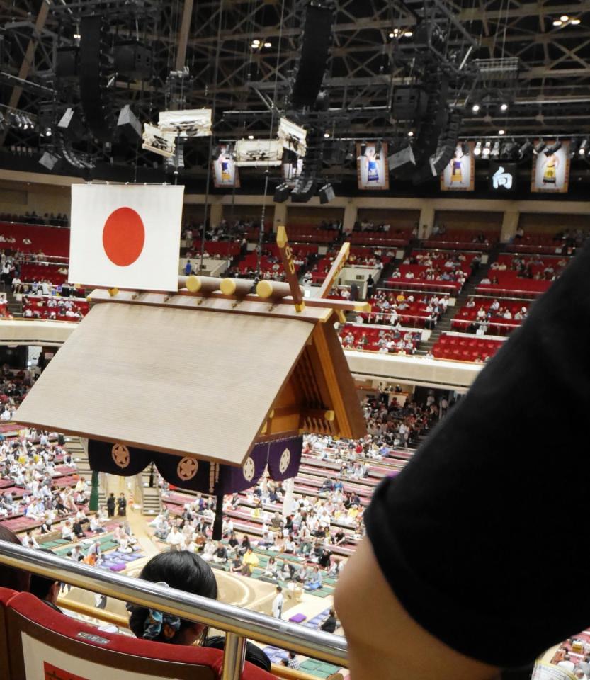 大相撲を初観戦した刀羅ナツコ（手前の腕）