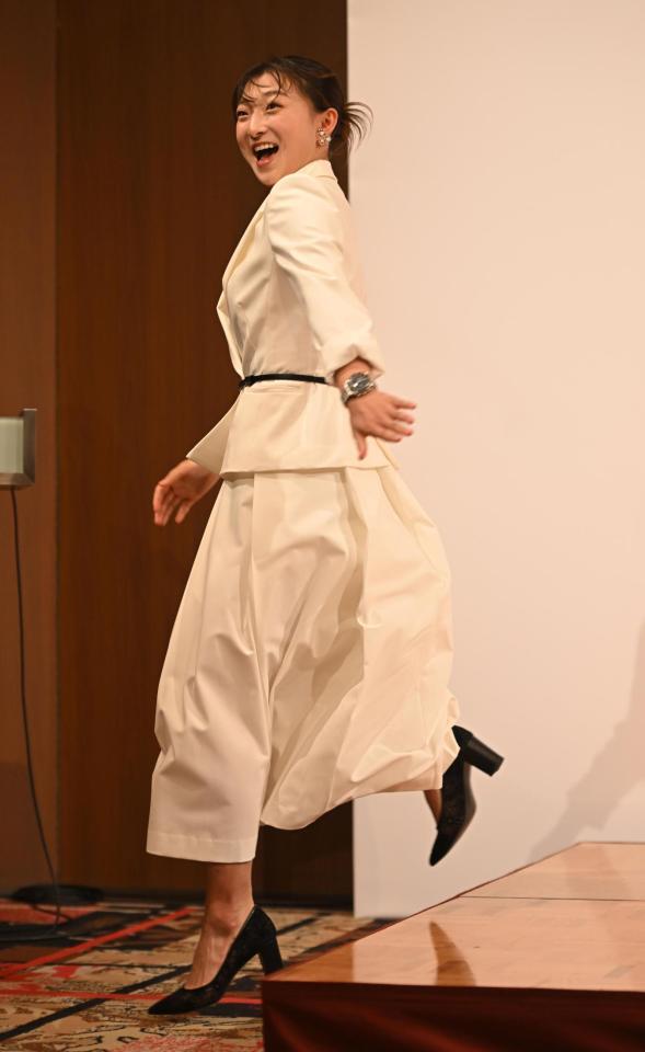 軽快に壇上から飛び降りる坂本花織さん（撮影・高部洋祐）