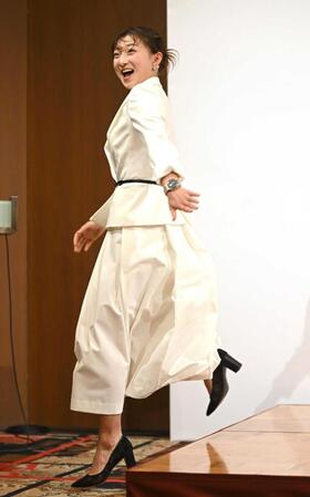 軽快に檀上から飛び降りる坂本花織（撮影・高部洋祐）
