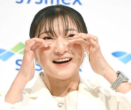 会見で涙する坂本花織