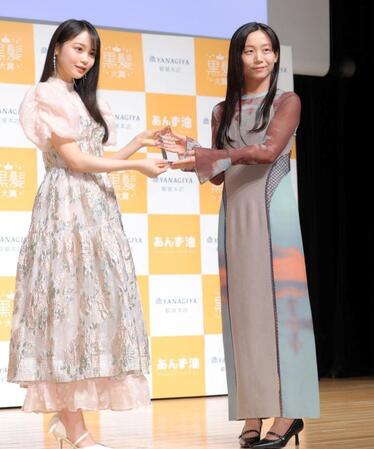林芽亜里（左）からトロフィーを受けとる高木美帆さん（撮影・吉澤敬太）