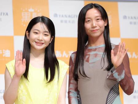 黒髪大賞に輝いた白鳥玉季（左）と特別賞の高木美帆さん（撮影・吉澤敬太）