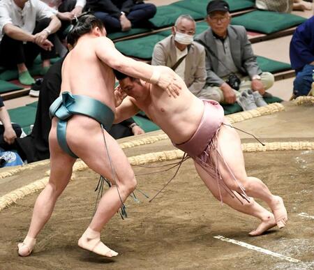 玉正鳳（左）を押し出しで破り、土つかずの５連勝となった炎鵬（撮影・佐藤厚）