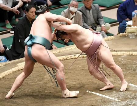 玉正鳳（左）を押し出しで破り、土つかずの５連勝となった炎鵬（撮影・佐藤厚）