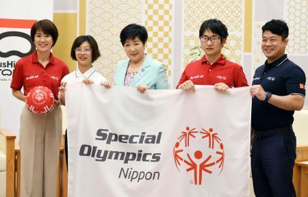　小池百合子東京都知事（中央）と記念撮影する「スペシャルオリンピックス」出場予定の仲江政志選手（右から２人目）。左端はアンバサダーの有森裕子さん＝１４日午後、東京都庁