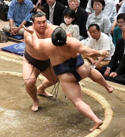 平戸海（右）を激しく攻め立て、全勝を守った霧島（撮影・佐藤厚）
