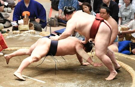 隆の勝（右）にはたき込まれ、５日目に土がついた若隆景（撮影・佐藤厚）