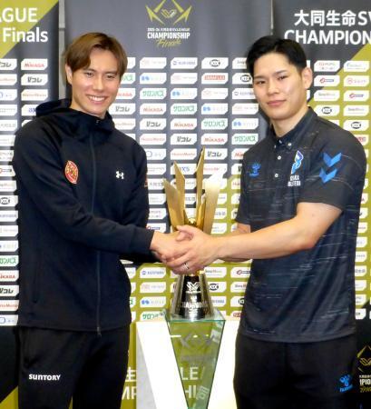 　記者会見で握手するサントリー・高橋藍（左）と大阪Ｂ・西田有志の両主将＝１４日、横浜アリーナ