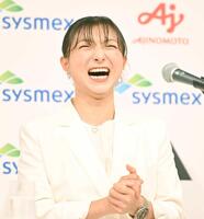 会見中に爆笑する坂本花織