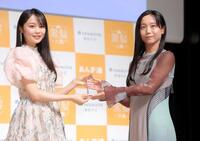 林芽亜里（左）からトロフィーを受けとる高木美帆さん（撮影・吉澤敬太）