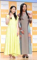 黒髪大賞に輝いた白鳥玉季（左）と特別賞の高木美帆さん（撮影・吉澤敬太）
