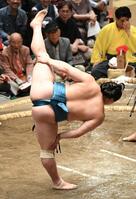 足が高く伸びきった琴栄峰の美しい四股（撮影・佐藤厚）