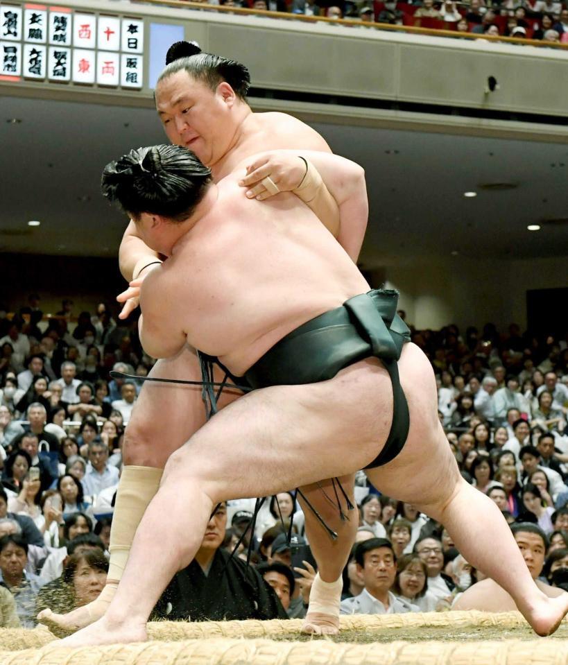 時疾風（手前）に寄り切りで敗れる玉鷲（撮影・佐藤厚）
