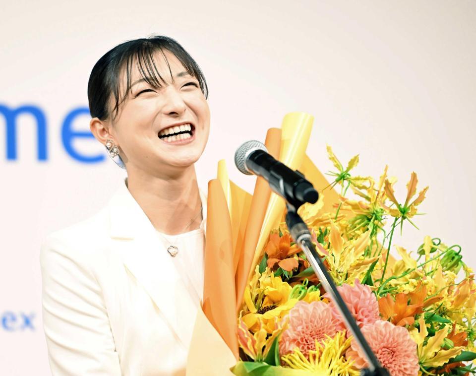 結婚したことをサプライズ発表し、笑顔を見せる坂本花織（撮影・高部洋祐）