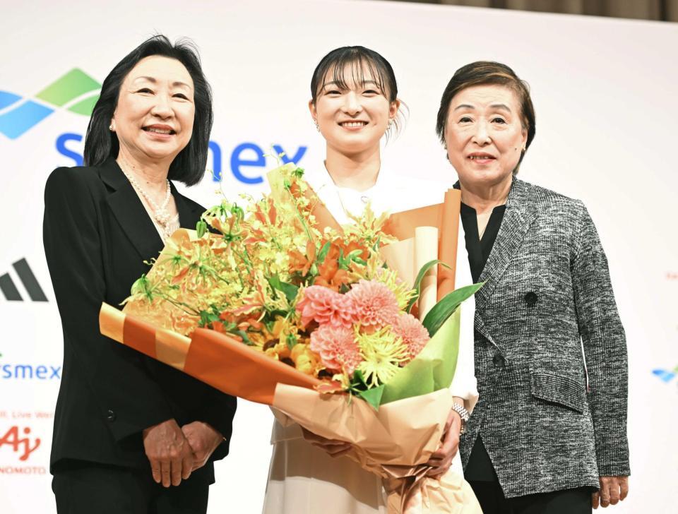 グレアム充子コーチ（左）中野園子コーチ（右）と記念写真に納まる坂本花織