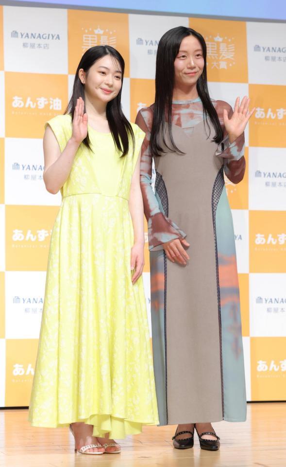 黒髪大賞に輝いた白鳥玉季（左）と特別賞の高木美帆さん（撮影・吉澤敬太）
