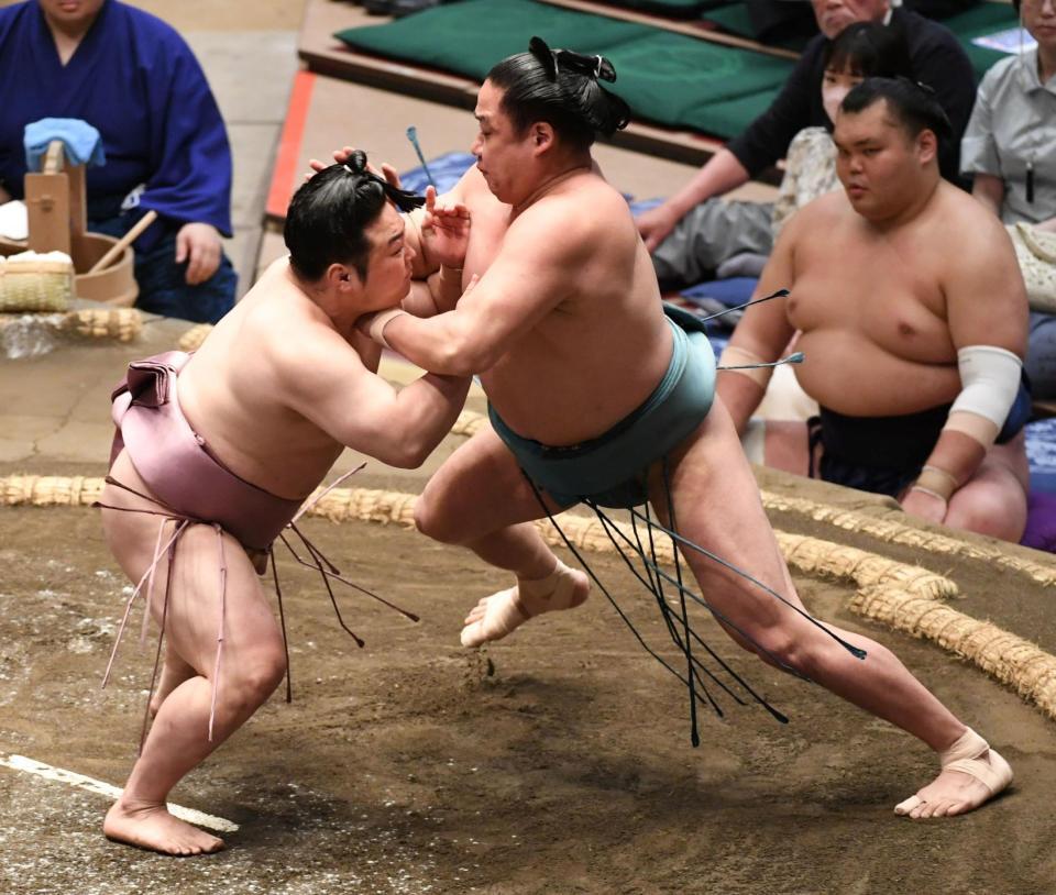 玉正鳳（右）を押し出しで破り、土つかずの５連勝となった炎鵬（撮影・佐藤厚）