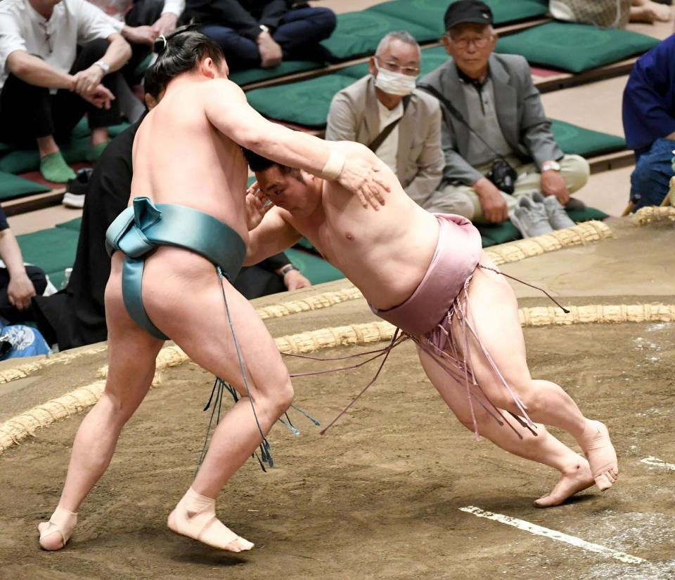 玉正鳳（左）を押し出しで破り、土つかずの５連勝となった炎鵬（撮影・佐藤厚）