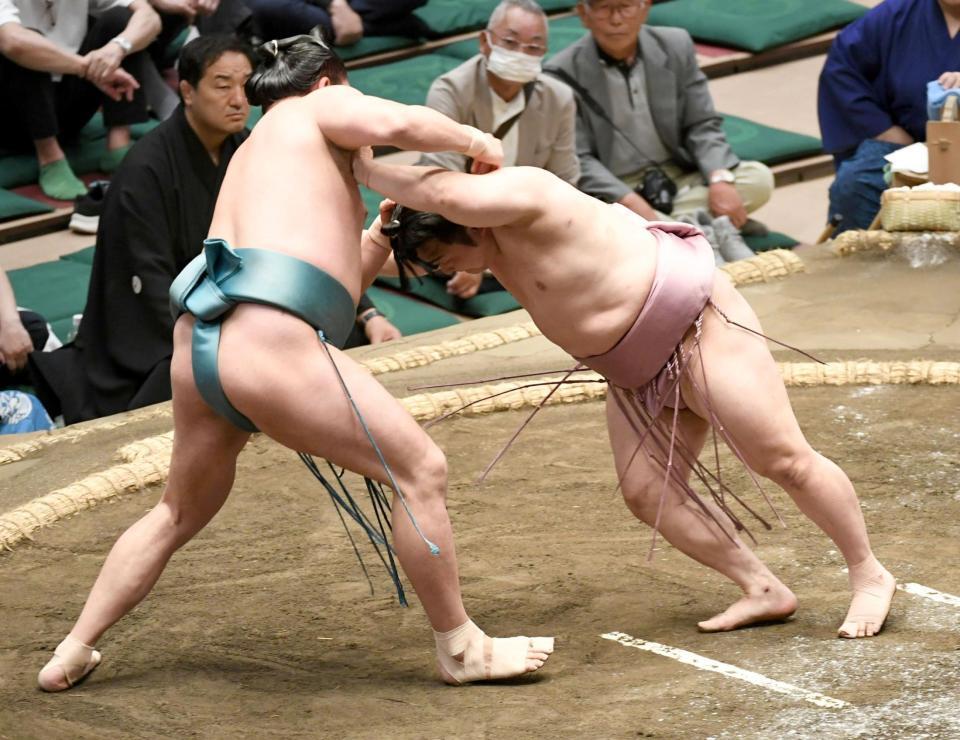 玉正鳳（左）を押し出しで破り、土つかずの５連勝となった炎鵬（撮影・佐藤厚）