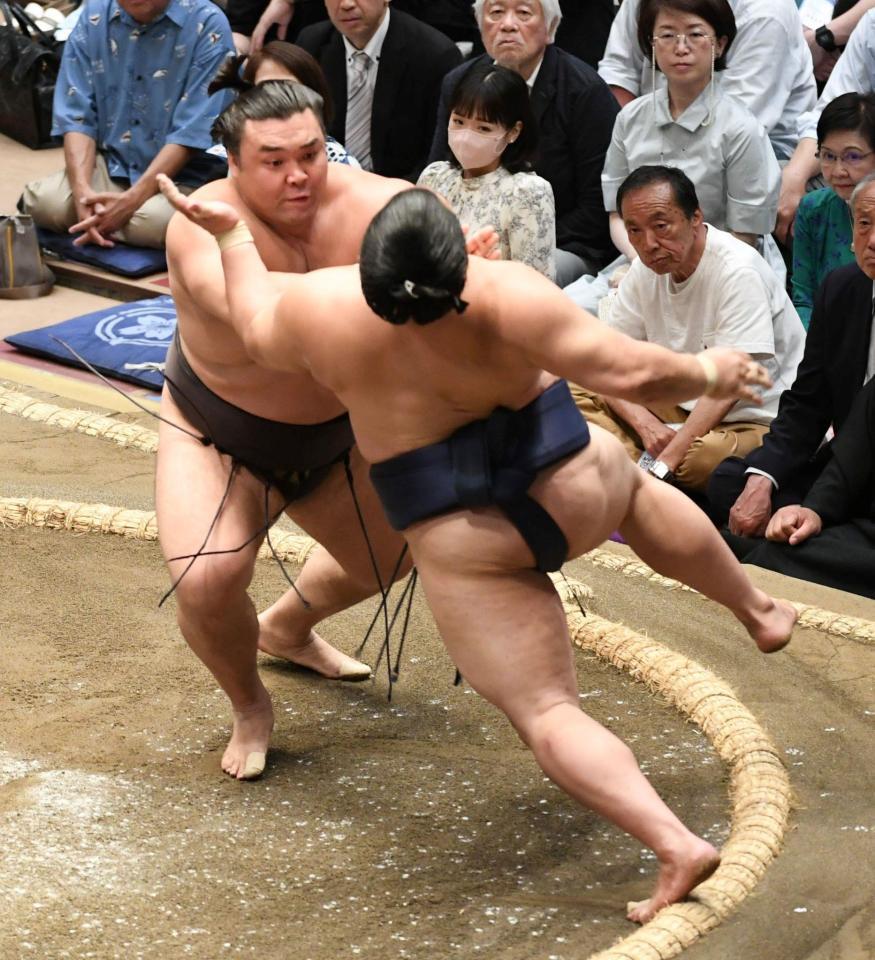平戸海（右）を激しく攻め立て、全勝を守った霧島（撮影・佐藤厚）
